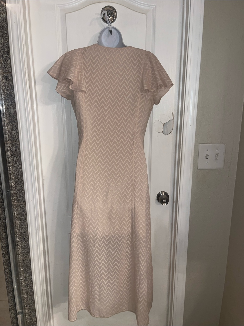 Zara blush pink chevron midi dress flutter sleeves, a button-front design - Picture 3 of 9
